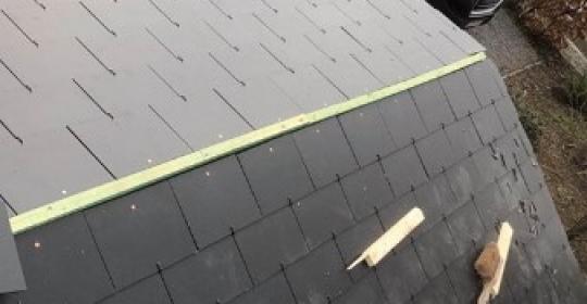 Réalisation de la toiture d'un abri de jardin en ardoises artificielles Eternit